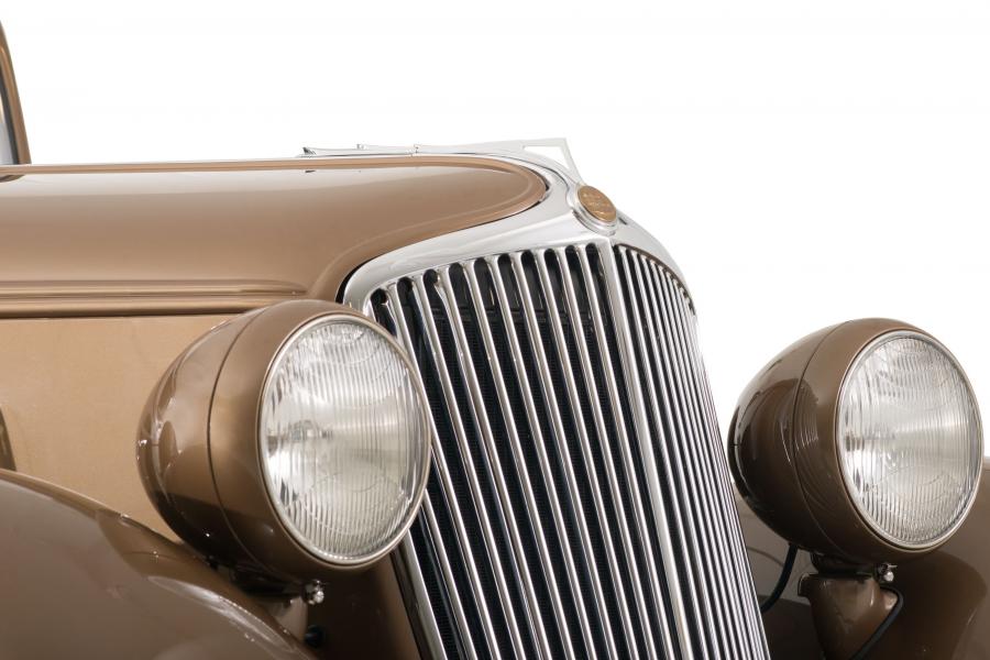 Детали экстерьера Graham Model 64 Standard Eight Sedan 1933 года  (фото 3 из 9)